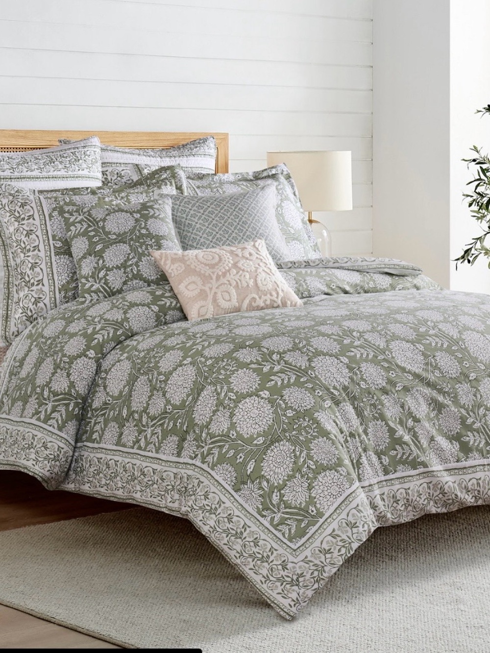 Levtex Sage Green Botanical Quilted Comforter Set 3 pcs. 🍏🤍 reversible pattern.